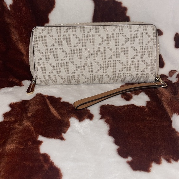 Authentic Michael Kors wristlet wallet - Picture 7 of 7